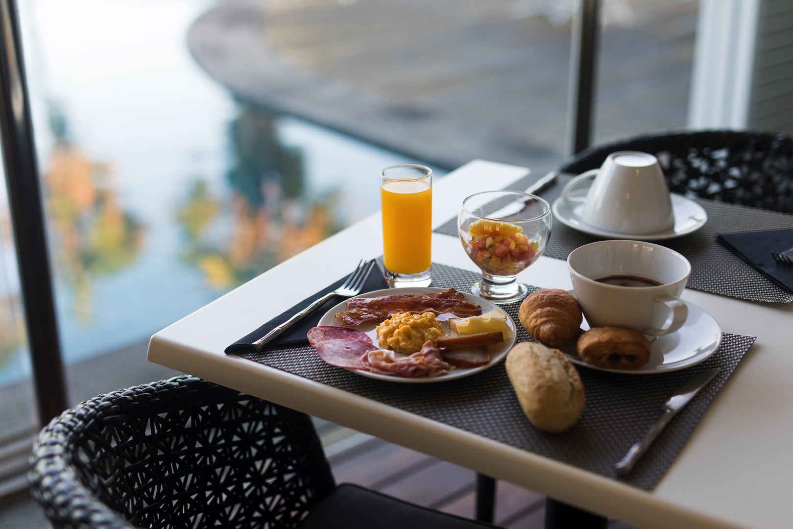 Un petit-déjeuner au bord de la Piscine - La voile blanche - Bar & Restaurant