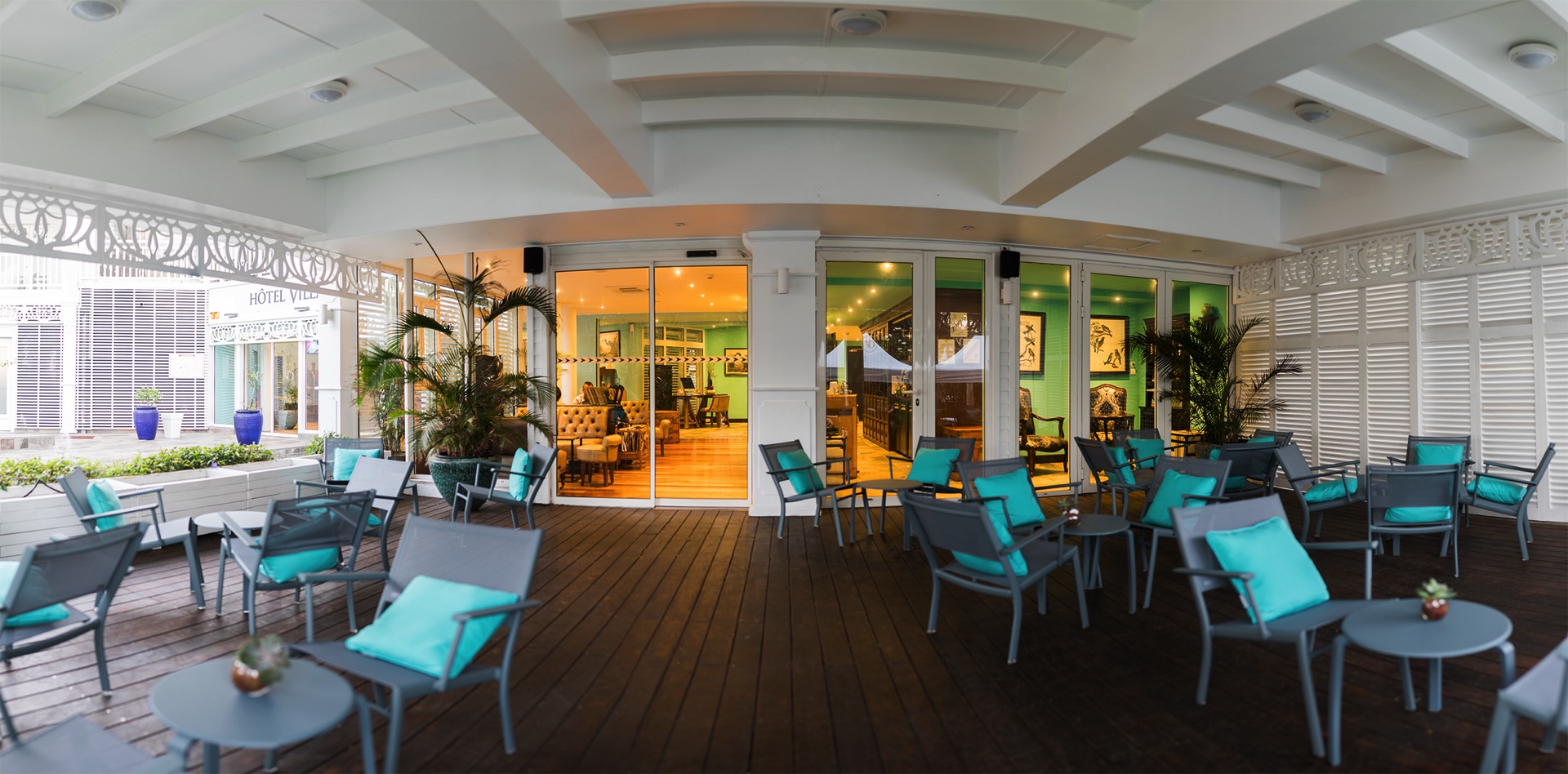 Terrasse du bar "Le Planteur" à l'Hôtel Villa Delisle