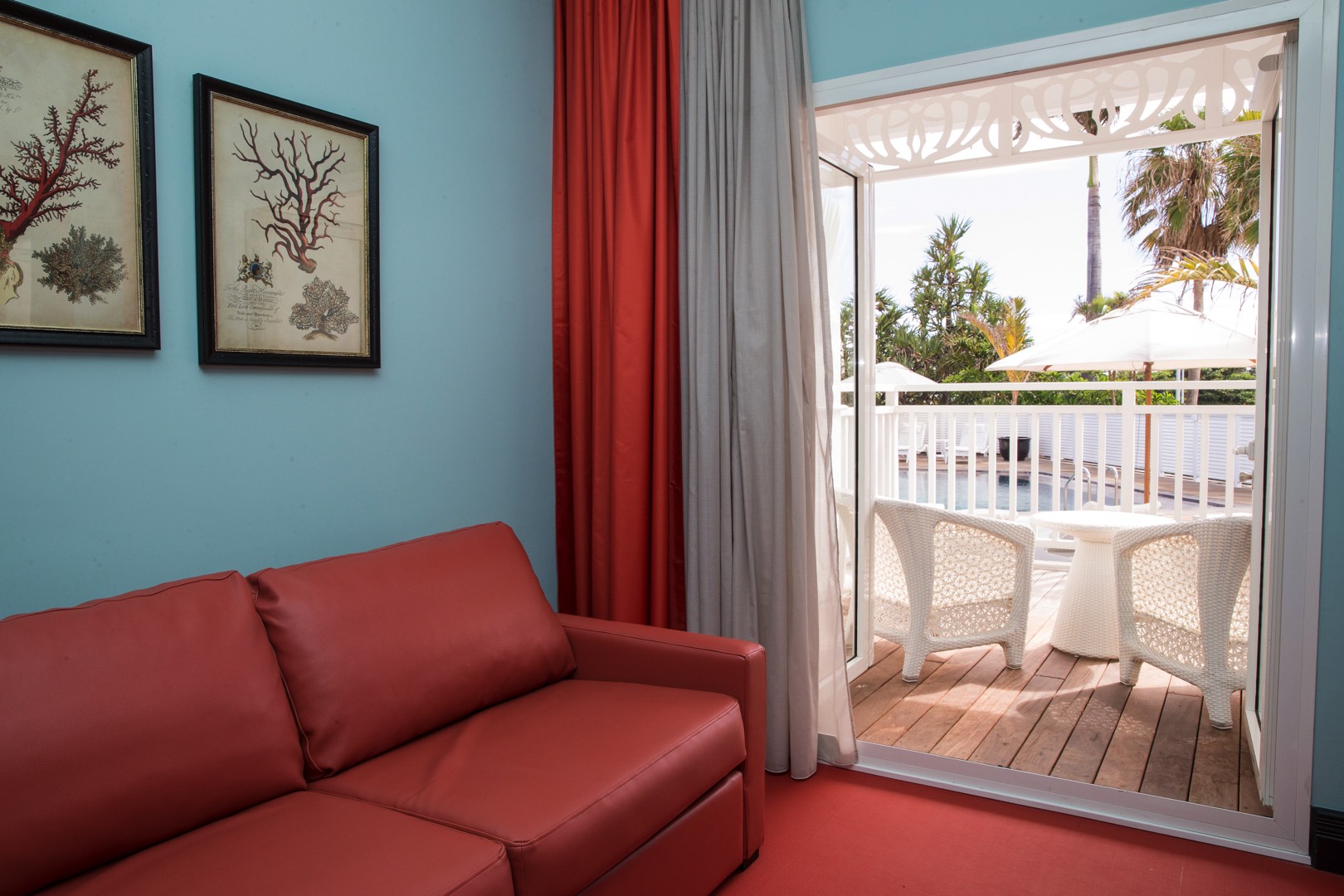 Vue sur la piscine de l'hôtel Villa Delisle depuis la suite Junior