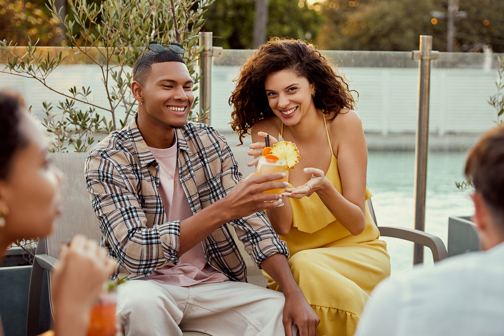 Moment de détente au bord de la piscine avec cocktail à l'hôtel Villa Delisle