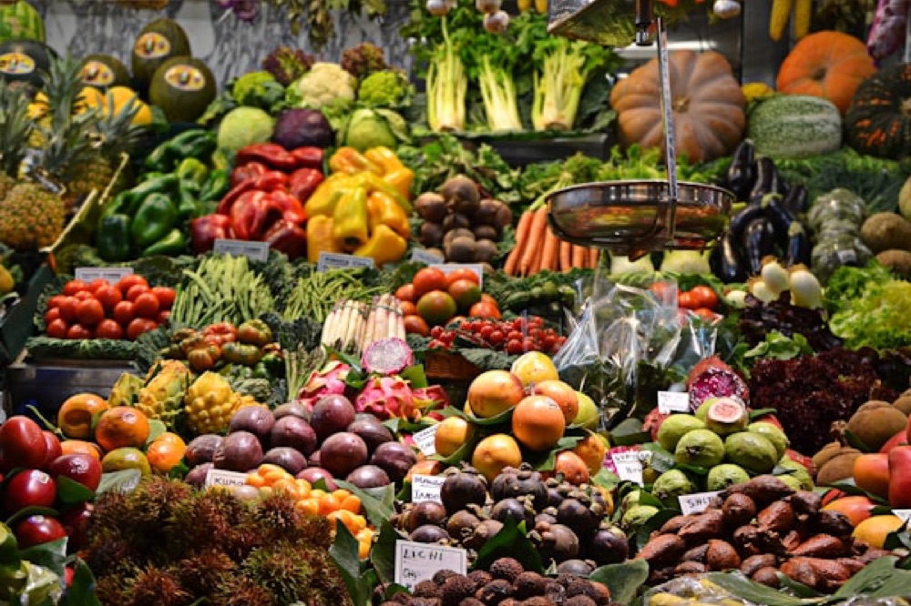 Étal de fruits et légumes d'un marché réunionnais