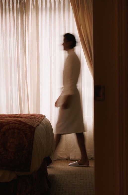Cliente en peignoir dans sa chambre à la Villa Delisle