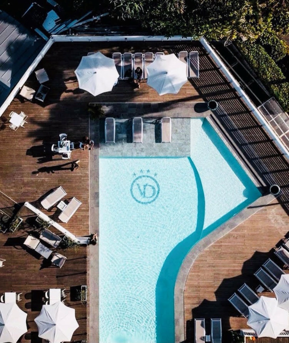 Vue aérienne de la piscine de la Villa Delisle