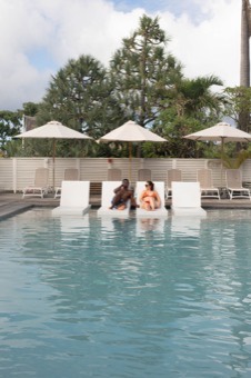Piscine de la Villa Delisle bordée de transats