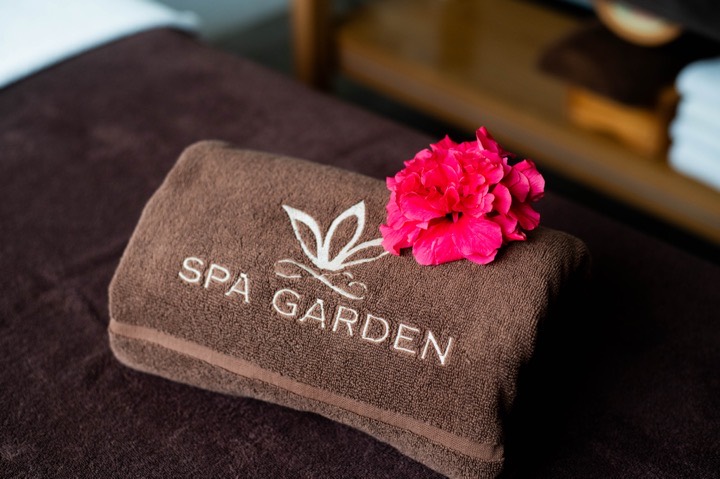 Serviette brodée Spa Garden et fleur tropicale
