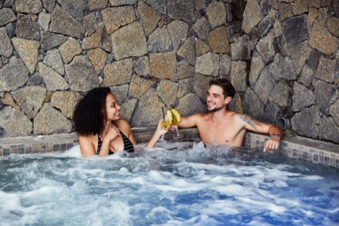 Couple dans le jacuzzi du Spa Garden