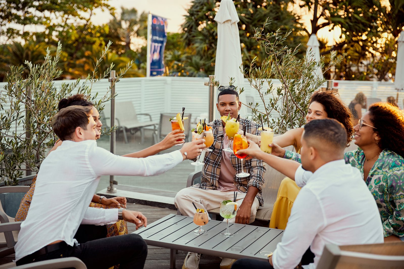 Le bar La Voile Blanche entre piscine et jardin tropical