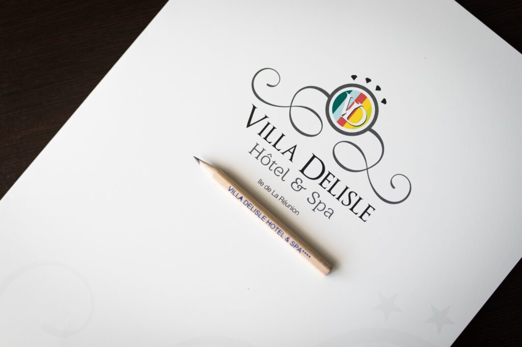 Bloc-notes et crayon aux couleurs de la Villa Delisle